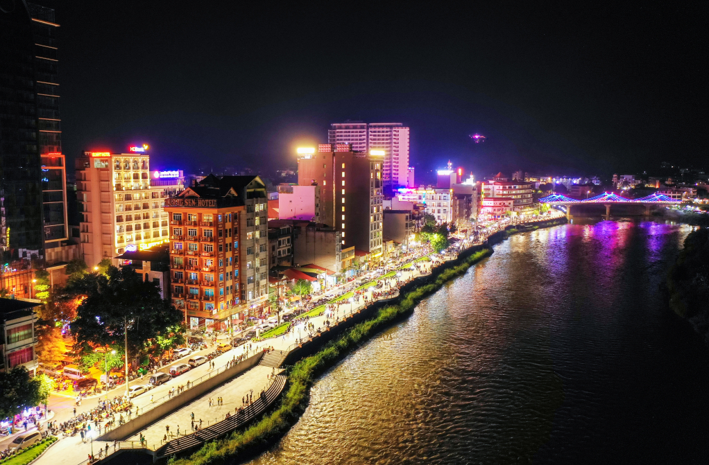 Tuyến Phố đi bộ ven sông Bằng đưa vào sử dụng, tạo dựng thêm không gian sinh hoạt văn hóa, thể thao, phát triển dịch vụ - du lịch, phục vụ nhân dân và du khách, mang lại diện mạo mới cho Thành phố. Ảnh T.V Tuyến Phố đi bộ ven sông Bằng đưa vào sử dụng, tạo dựng thêm không gian sinh hoạt văn hóa, thể thao, phát triển dịch vụ - du lịch, phục vụ nhân dân và du khách, mang lại diện mạo mới cho Thành phố. Ảnh T.V